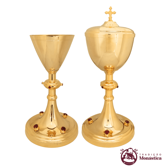 Conjunto de Cálice e Âmbula com Detalhes em Pedras Vermelhas Conjunto de Cálice e Âmbula com Detalhes em Pedras Vermelhas